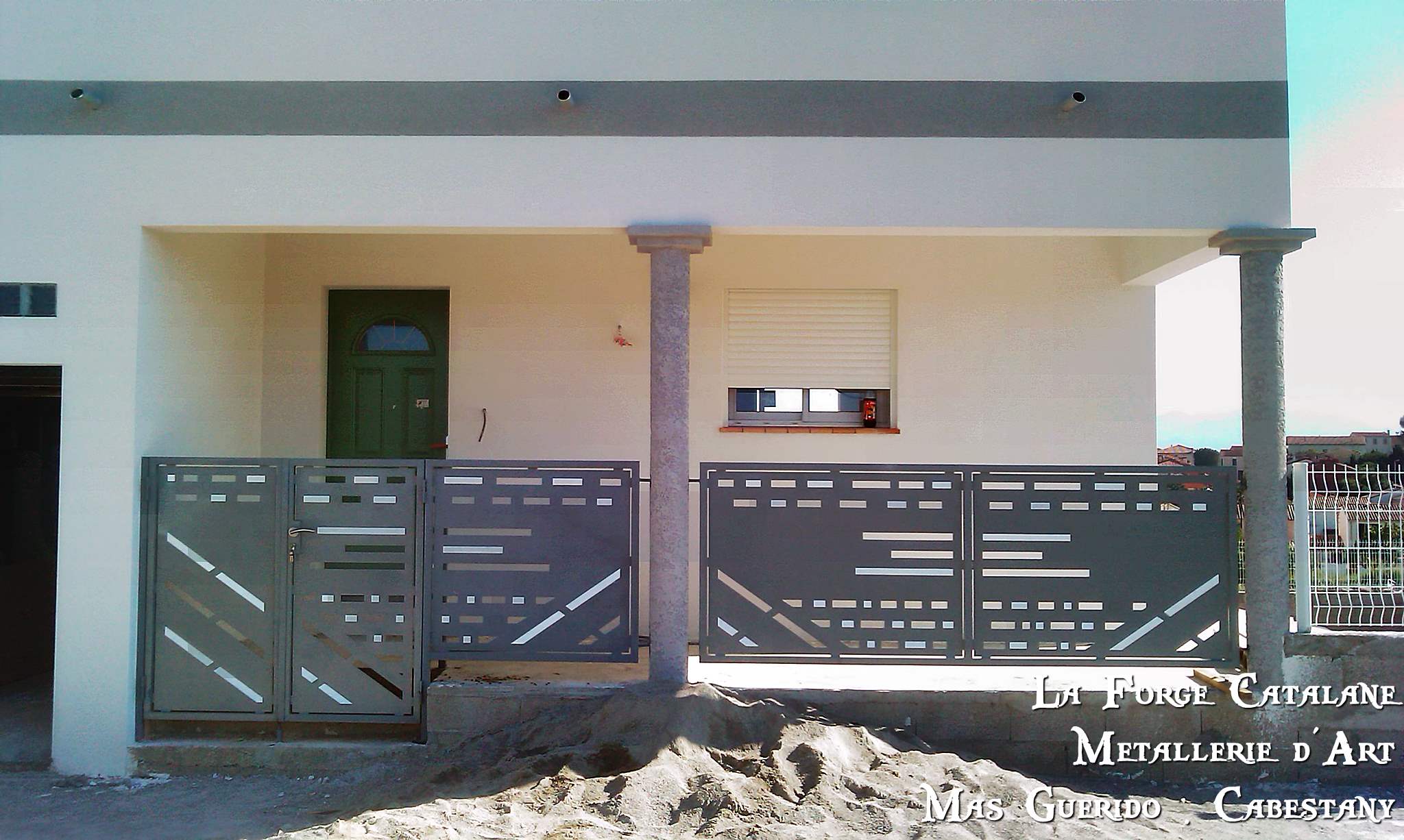 Portail tole decoupe laser motif personnalise moderne thermolaquage gris forge catalane.jpg